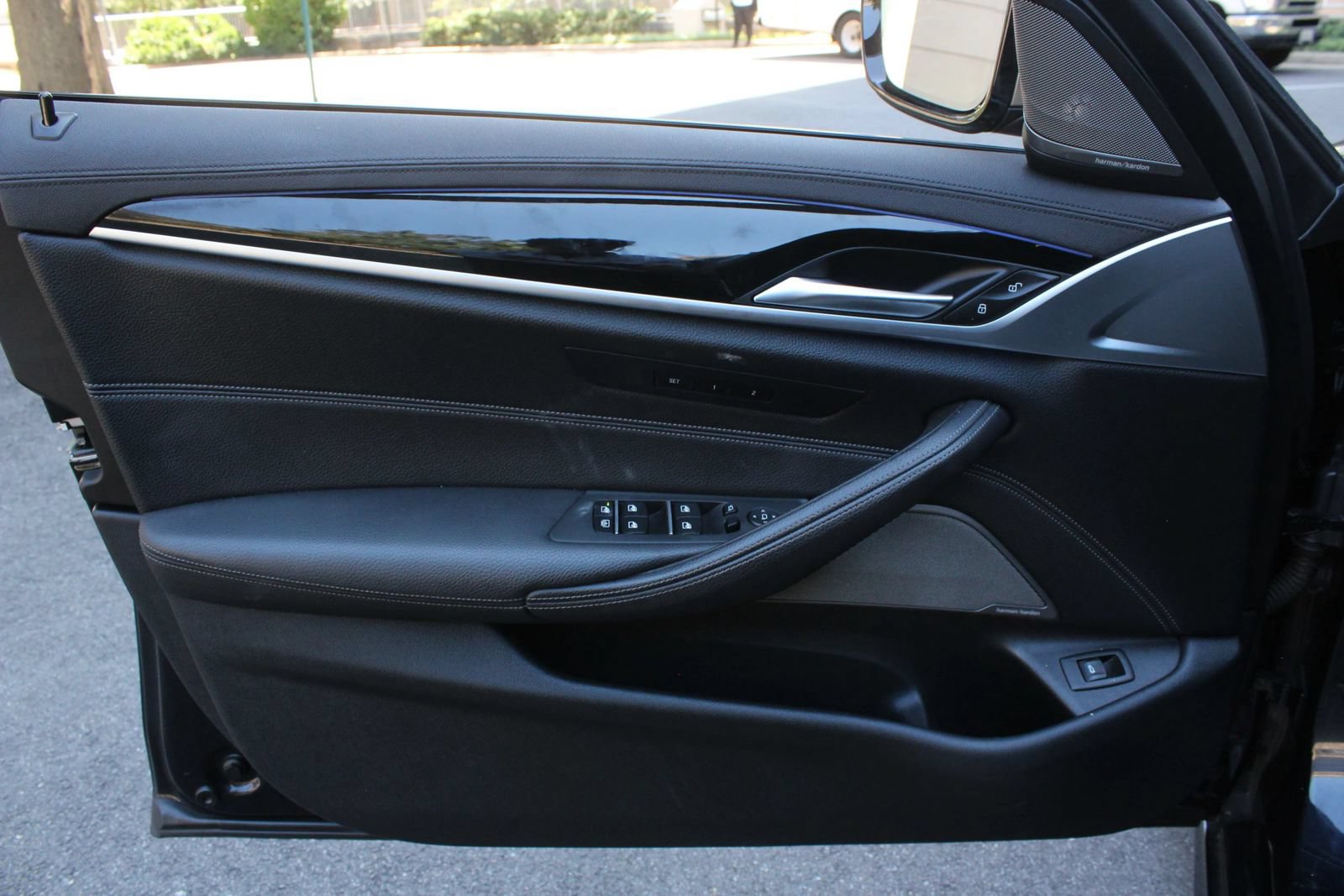 Used 2020 BMW M550i xDrive w/ Executive Package AWD/4WD image 15