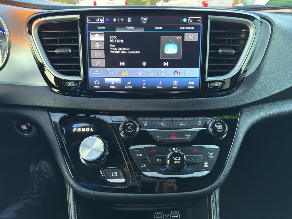 Used 2025 Chrysler Pacifica Limited FWD image 23