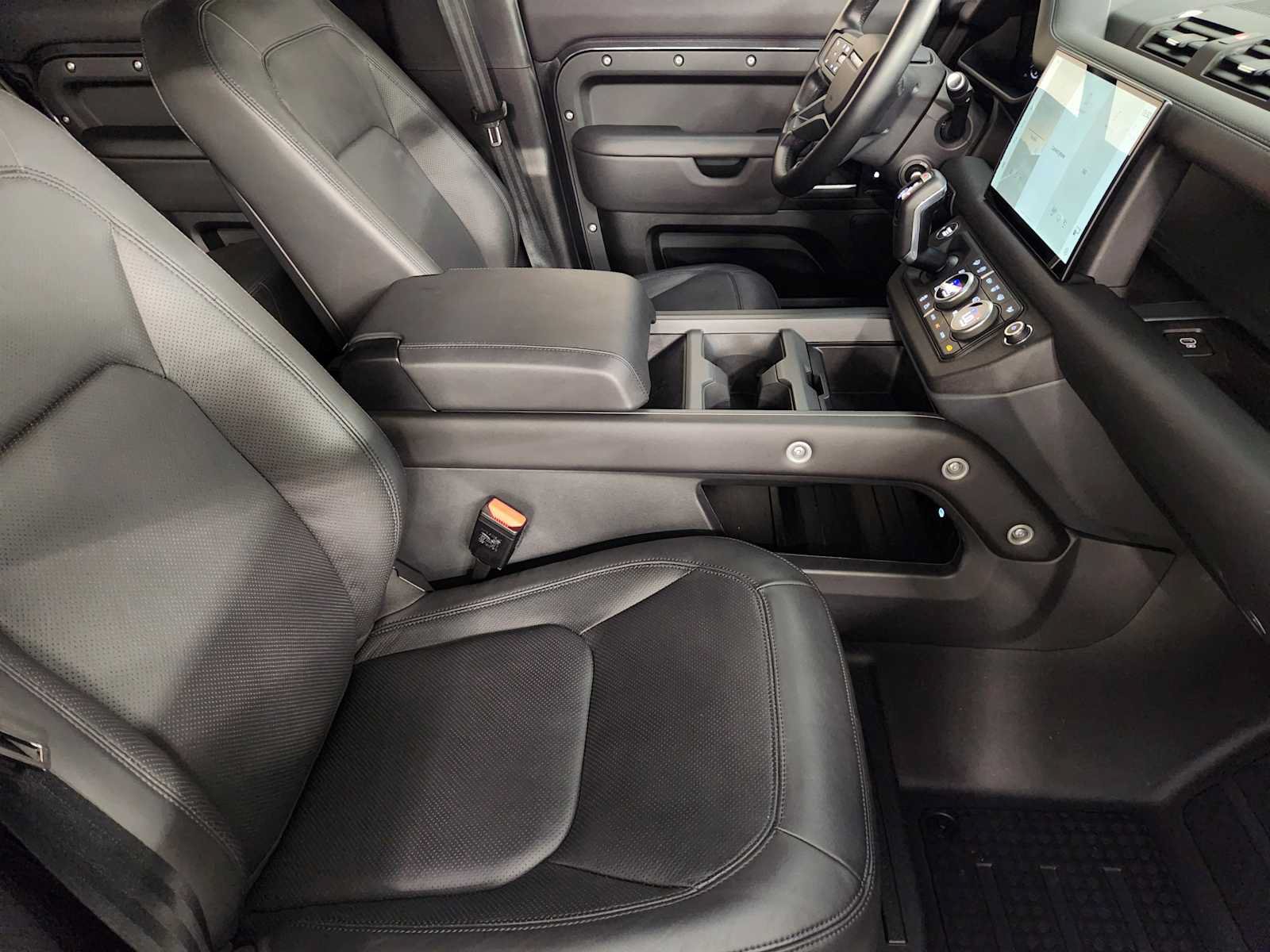 Used 2025 Land Rover Defender 130 X-Dynamic SE AWD/4WD image 4