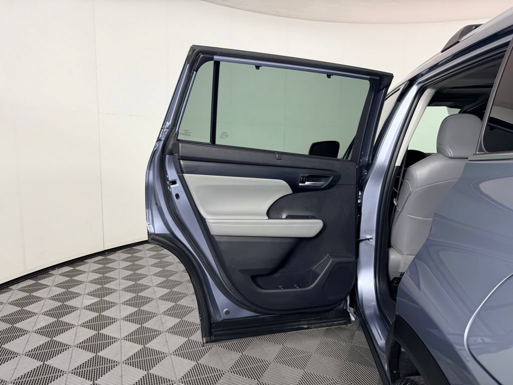 Used 2022 Toyota Highlander XLE FWD image 27