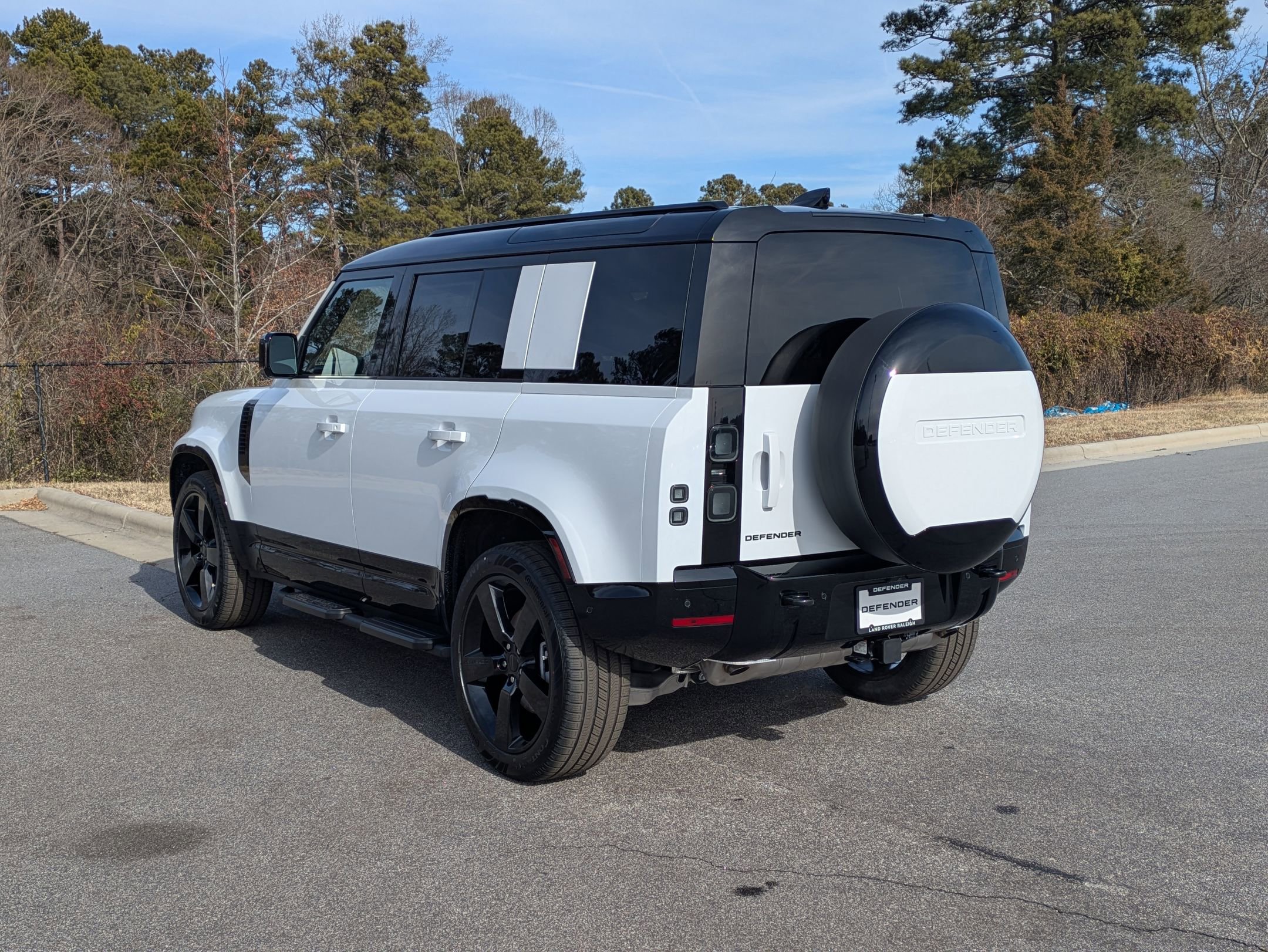 New 2026 Land Rover Defender 110 X-Dynamic SE image 7