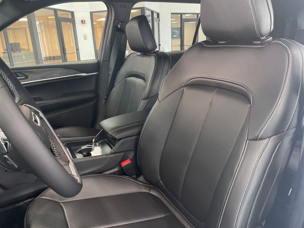 Used 2025 Jeep Grand Cherokee L Limited w/ Black Appearance Package image 8