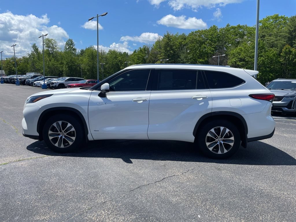 Used 2021 Toyota Highlander XLE AWD/4WD image 3