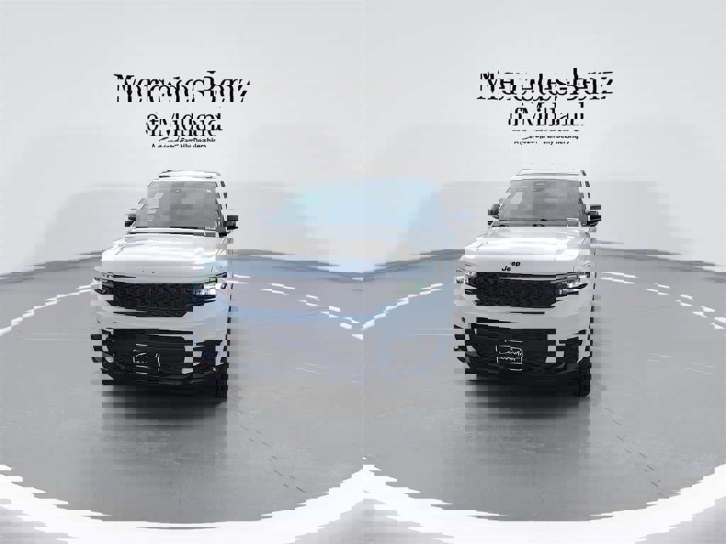 Used 2024 Jeep Grand Cherokee L Laredo image 3