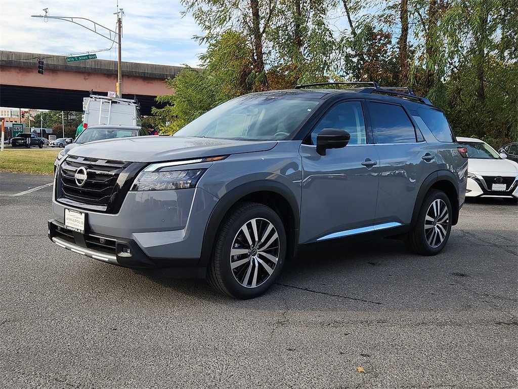 New 2025 Nissan Pathfinder Platinum image 2
