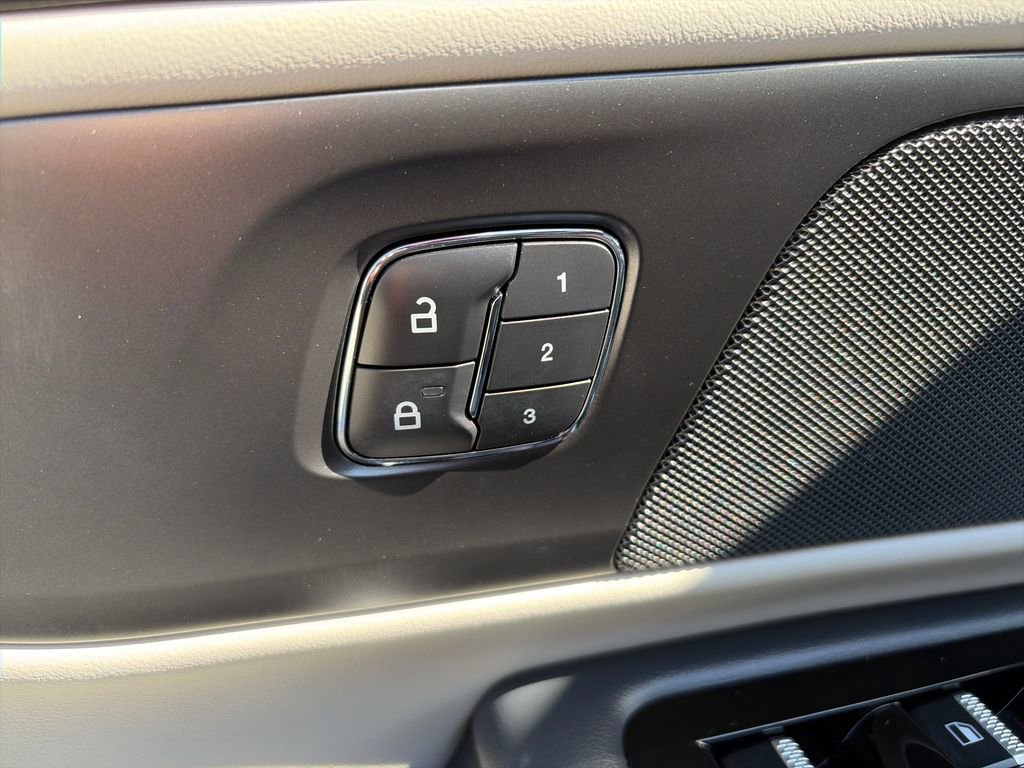 Used 2025 Lincoln Nautilus Premier w/ Equipment Group 102A image 19