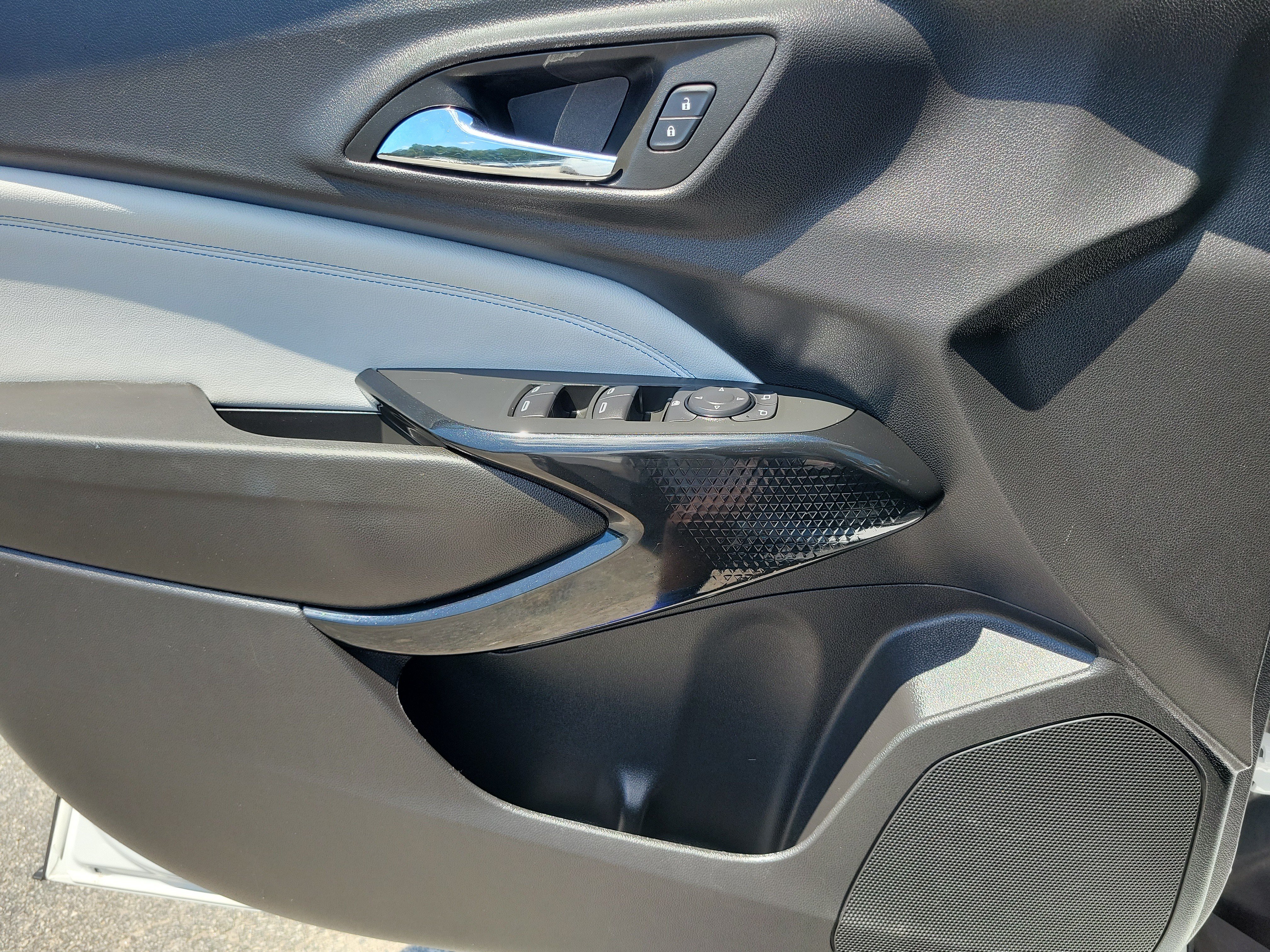 Used 2025 Chevrolet Trax LT FWD image 19