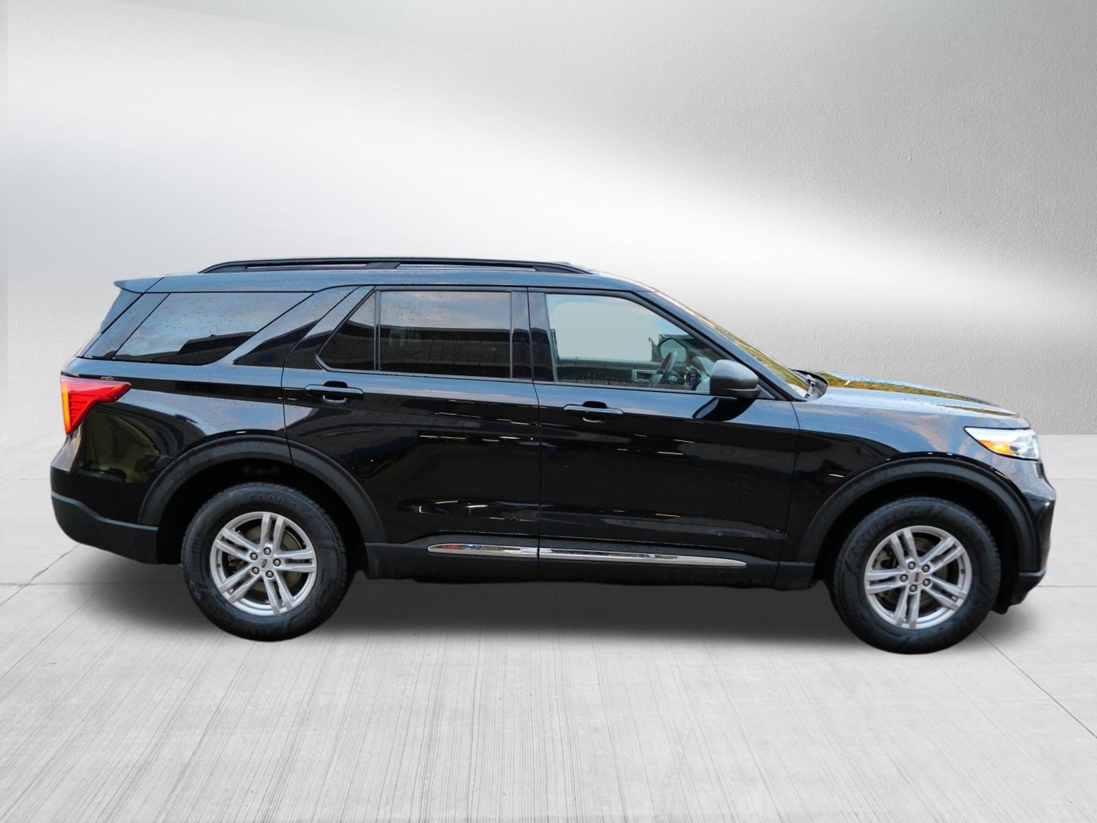 Certified 2024 Ford Explorer XLT w/ Equipment Group 202A AWD/4WD image 8