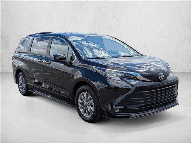 Certified 2026 Toyota Sienna XLE FWD image 3