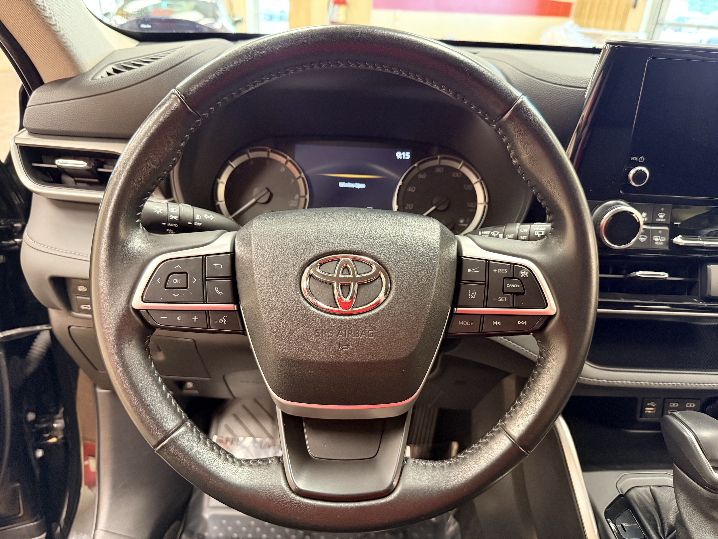 Used 2023 Toyota Highlander LE AWD/4WD image 30