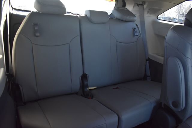 Used 2023 Toyota Sienna Limited image 16