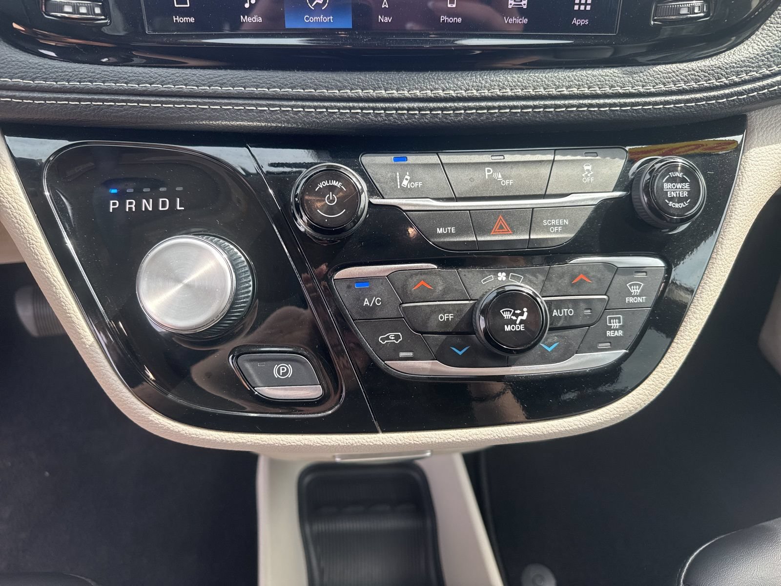 Used 2024 Chrysler Pacifica Limited FWD image 30