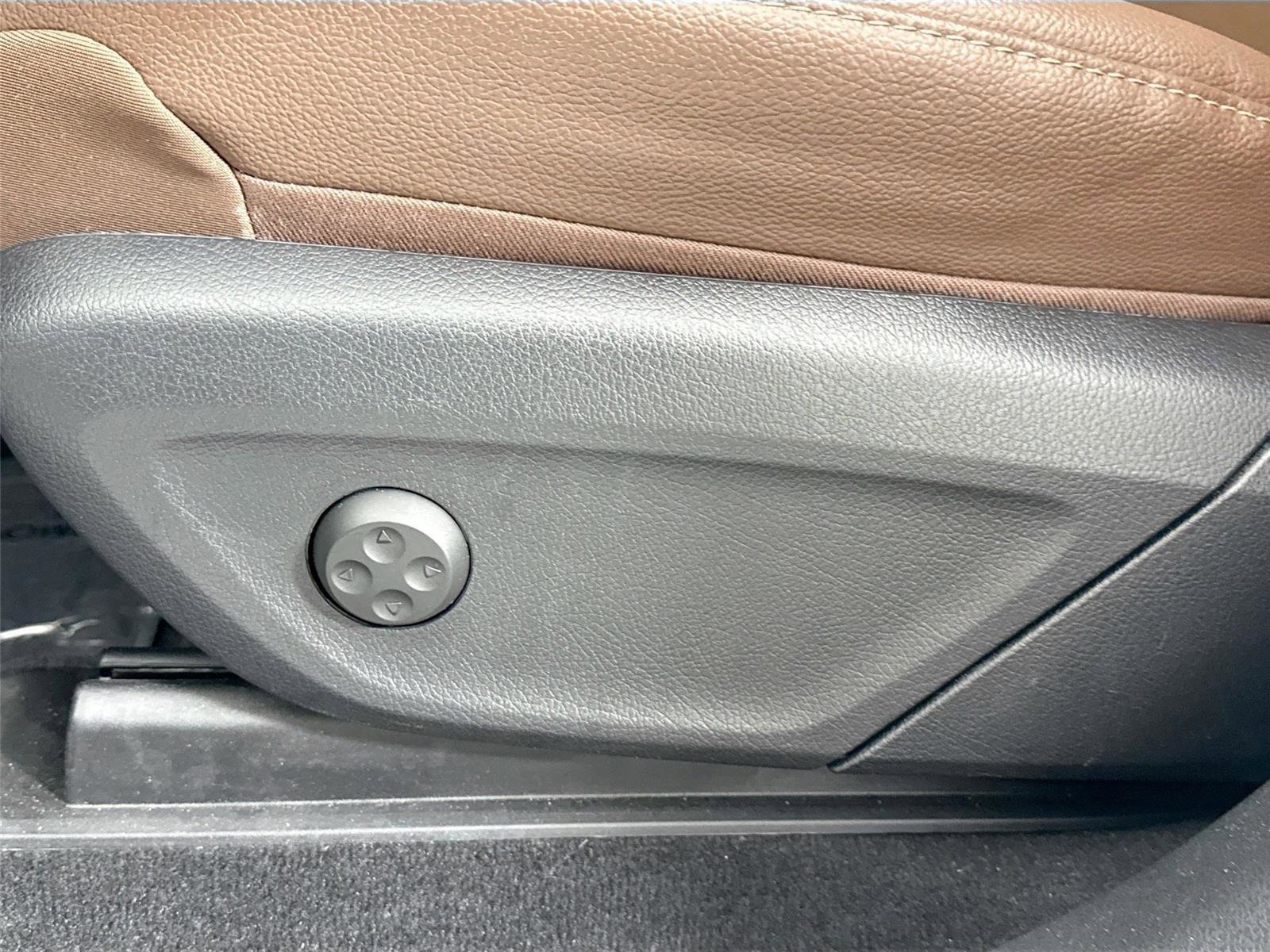 Used 2024 Mercedes-Benz GLS 450 4MATIC w/ AMG Line Exterior image 31