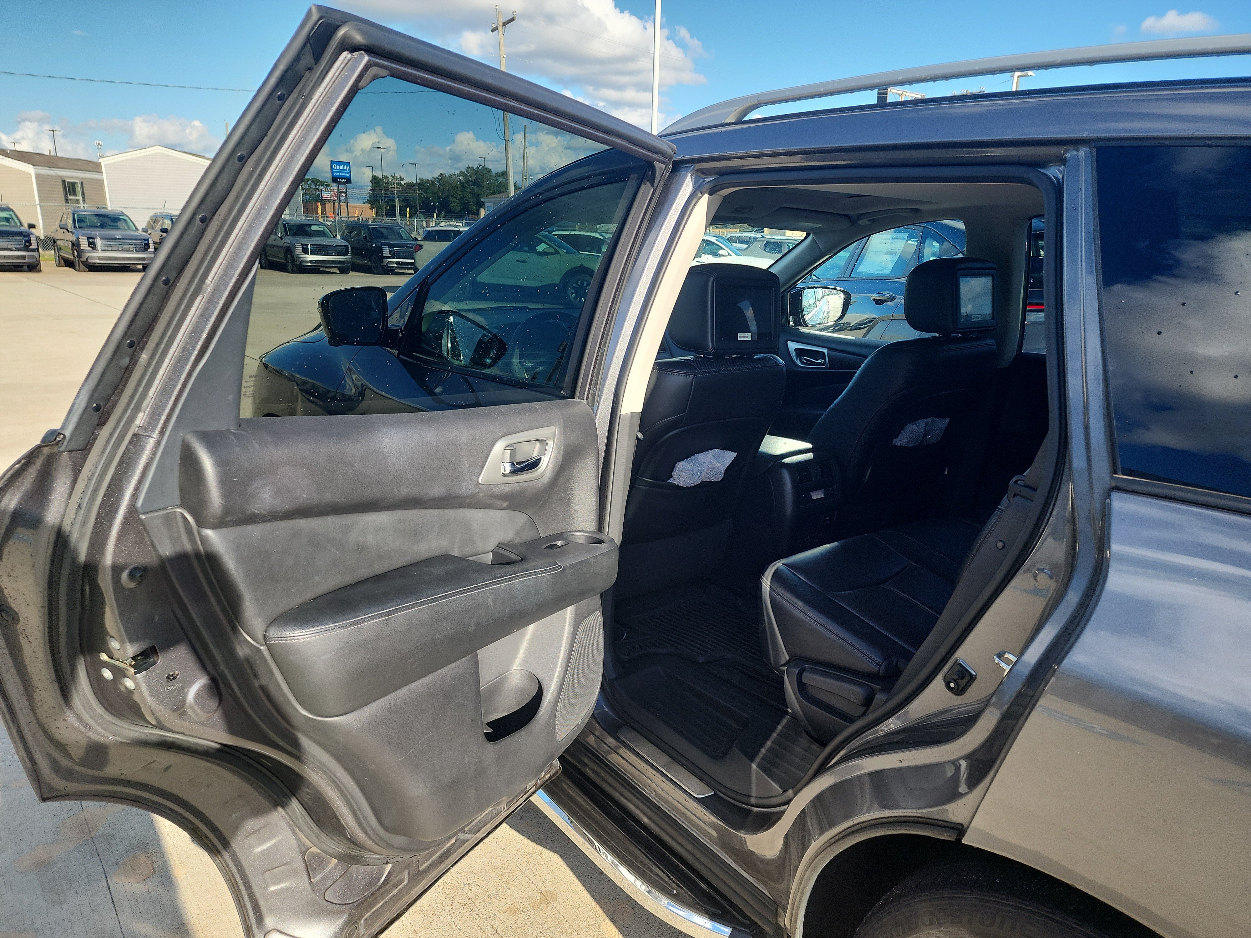 Used 2017 Nissan Pathfinder Platinum w/ Family Entertainment Package FWD image 14