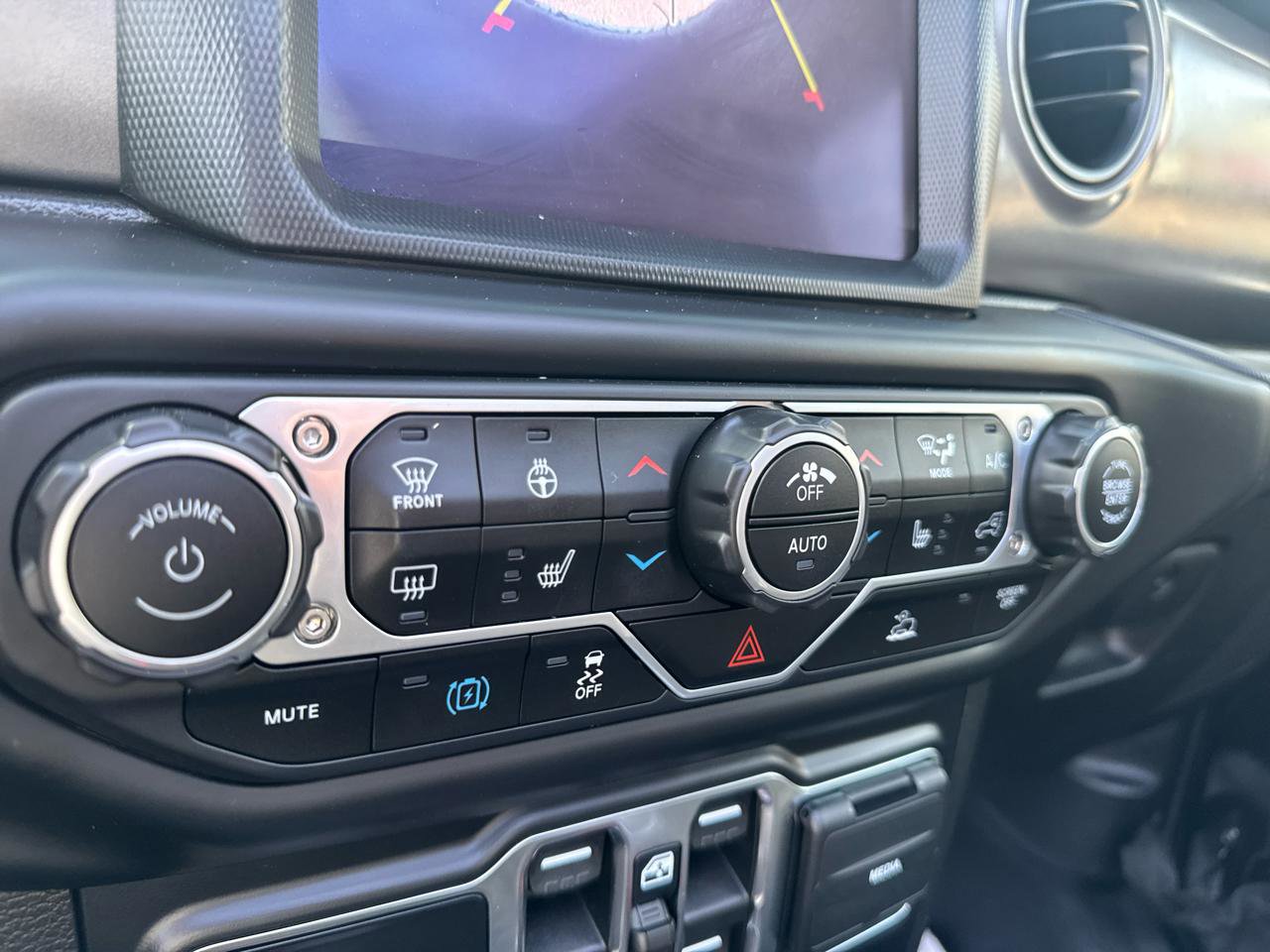 Used 2023 Jeep Wrangler Unlimited w/ Sun & Screen Package AWD/4WD image 35