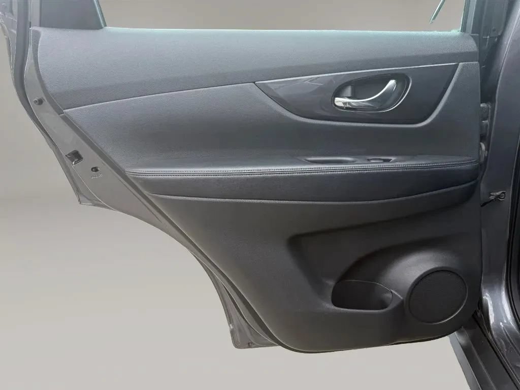 Used 2018 Nissan Rogue S AWD/4WD image 27