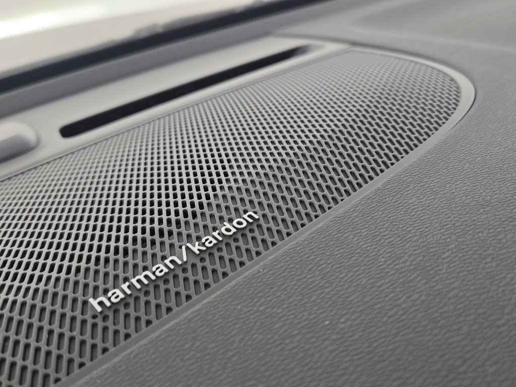 Certified 2023 Volvo XC40 B5 Ultimate w/ Climate Package image 22