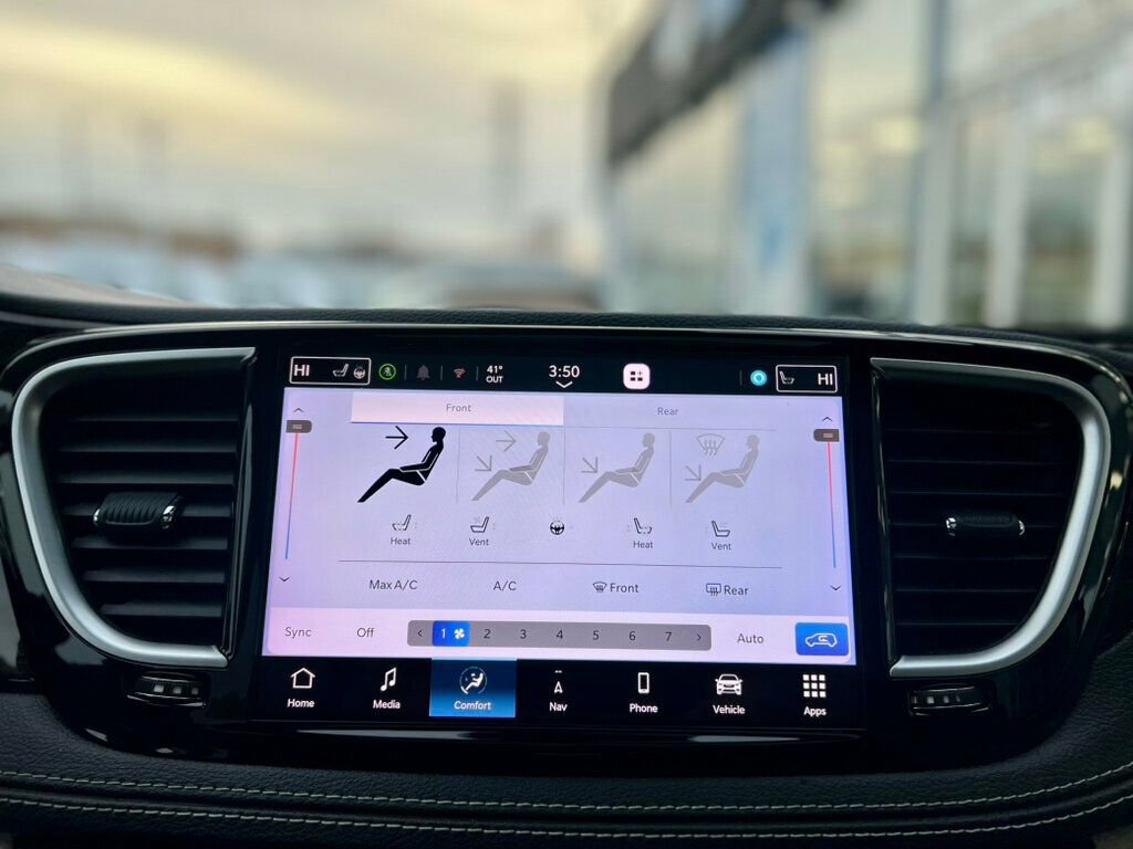 Used 2021 Chrysler Pacifica Limited w/ Uconnect Theater Family Group image 24