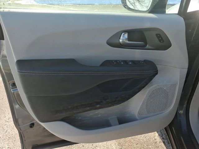 Certified 2023 Chrysler Pacifica Touring-L image 8