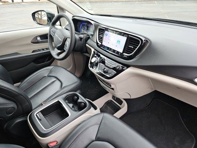 Used 2024 Chrysler Pacifica Touring-L image 14