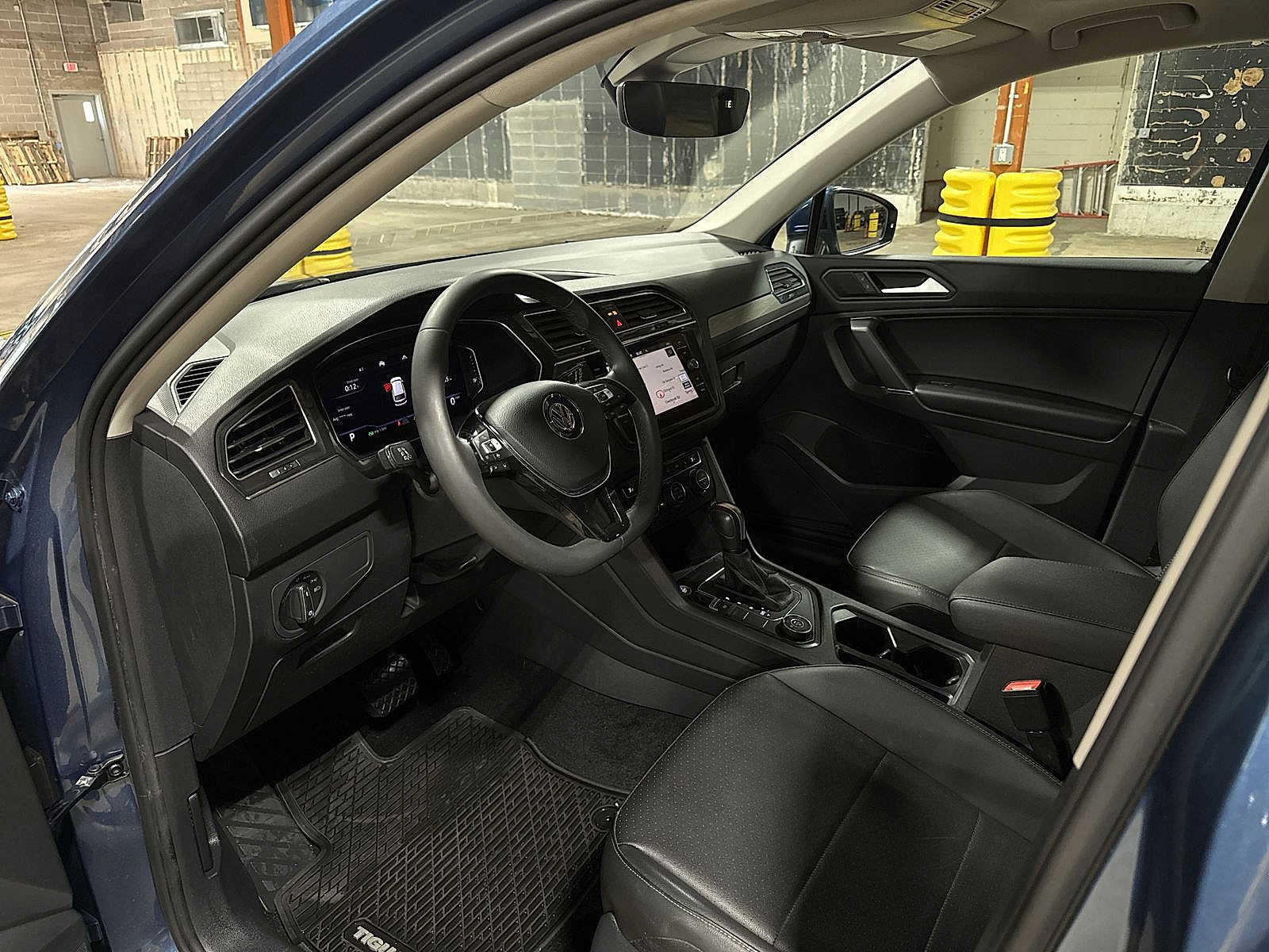 Used 2020 Volkswagen Tiguan SEL AWD/4WD image 30