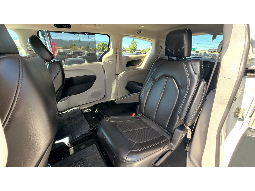 Used 2023 Chrysler Pacifica Touring-L FWD image 17