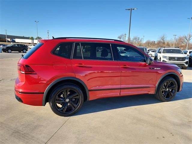 Certified 2024 Volkswagen Tiguan SE R-Line image 2