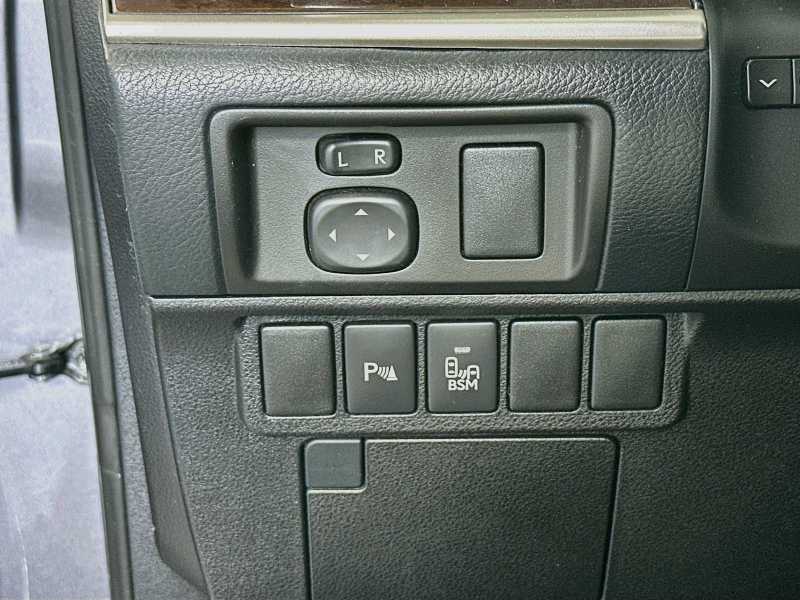 Used 2016 Lexus ES 350 w/ Premium Package w/Wood Trim FWD image 10