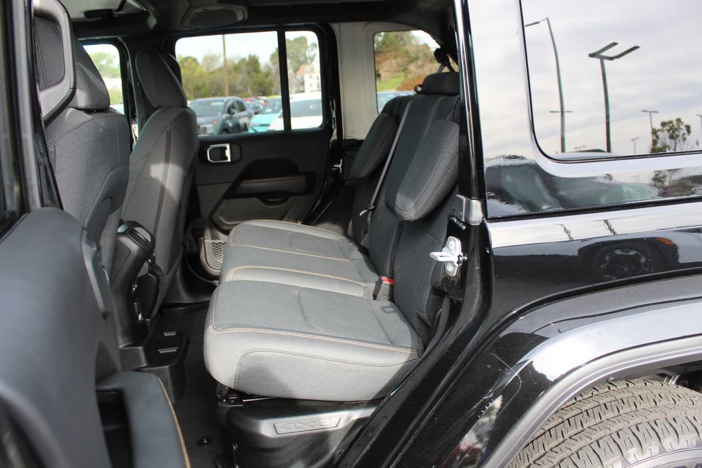 Used 2025 Jeep Wrangler Unlimited Sahara image 13