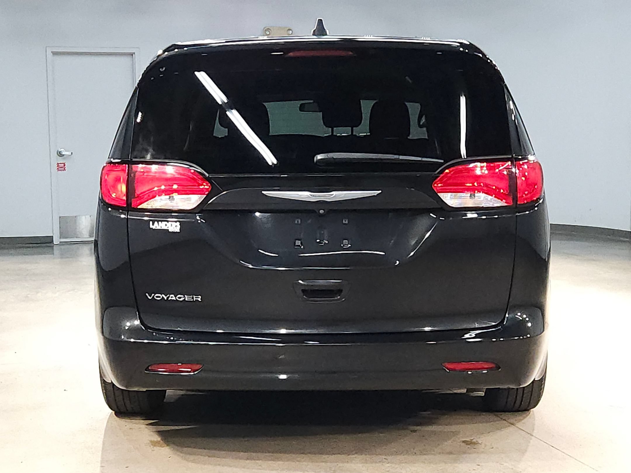 Used 2021 Chrysler Voyager L FWD image 6