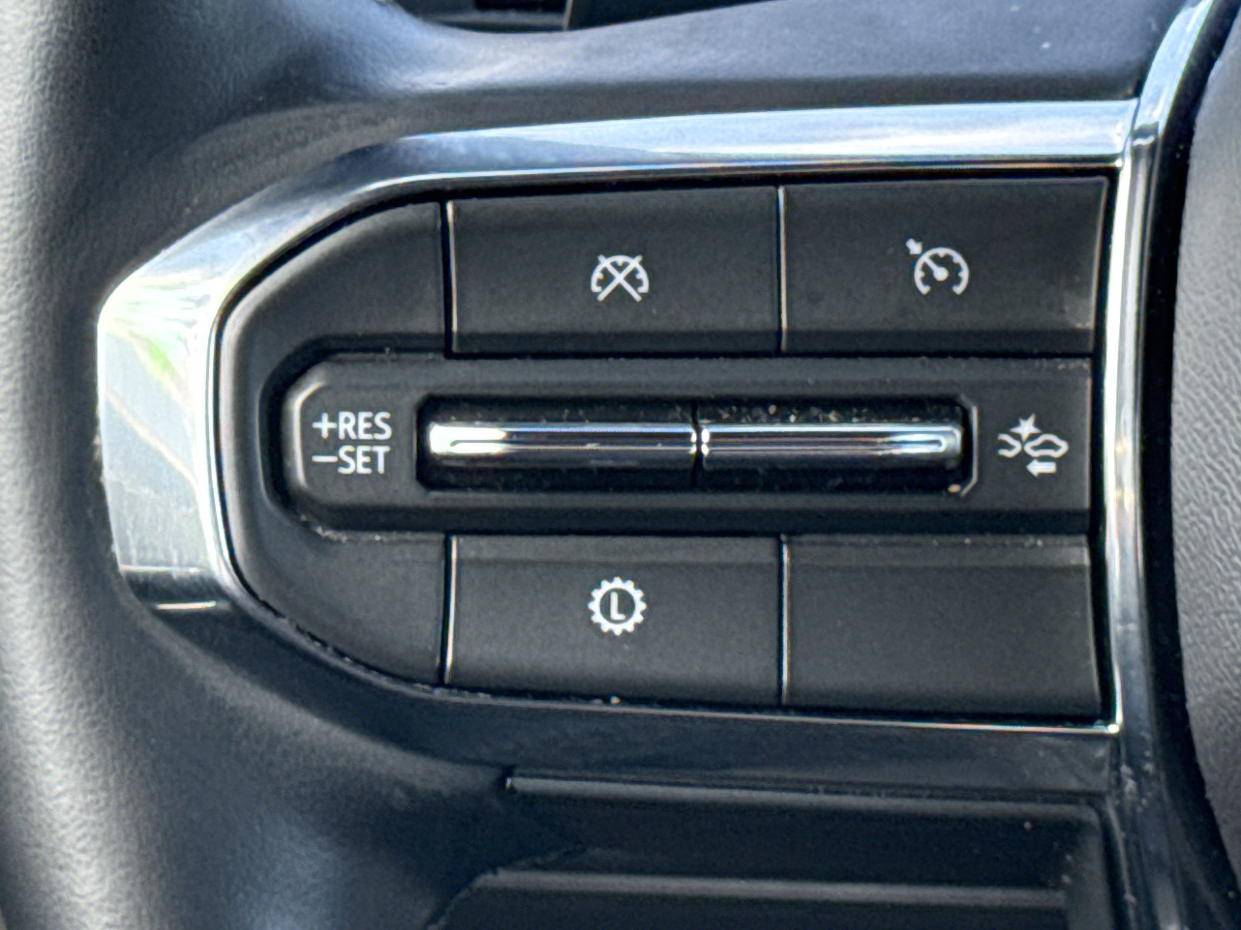 Used 2025 GMC Acadia Elevation image 31