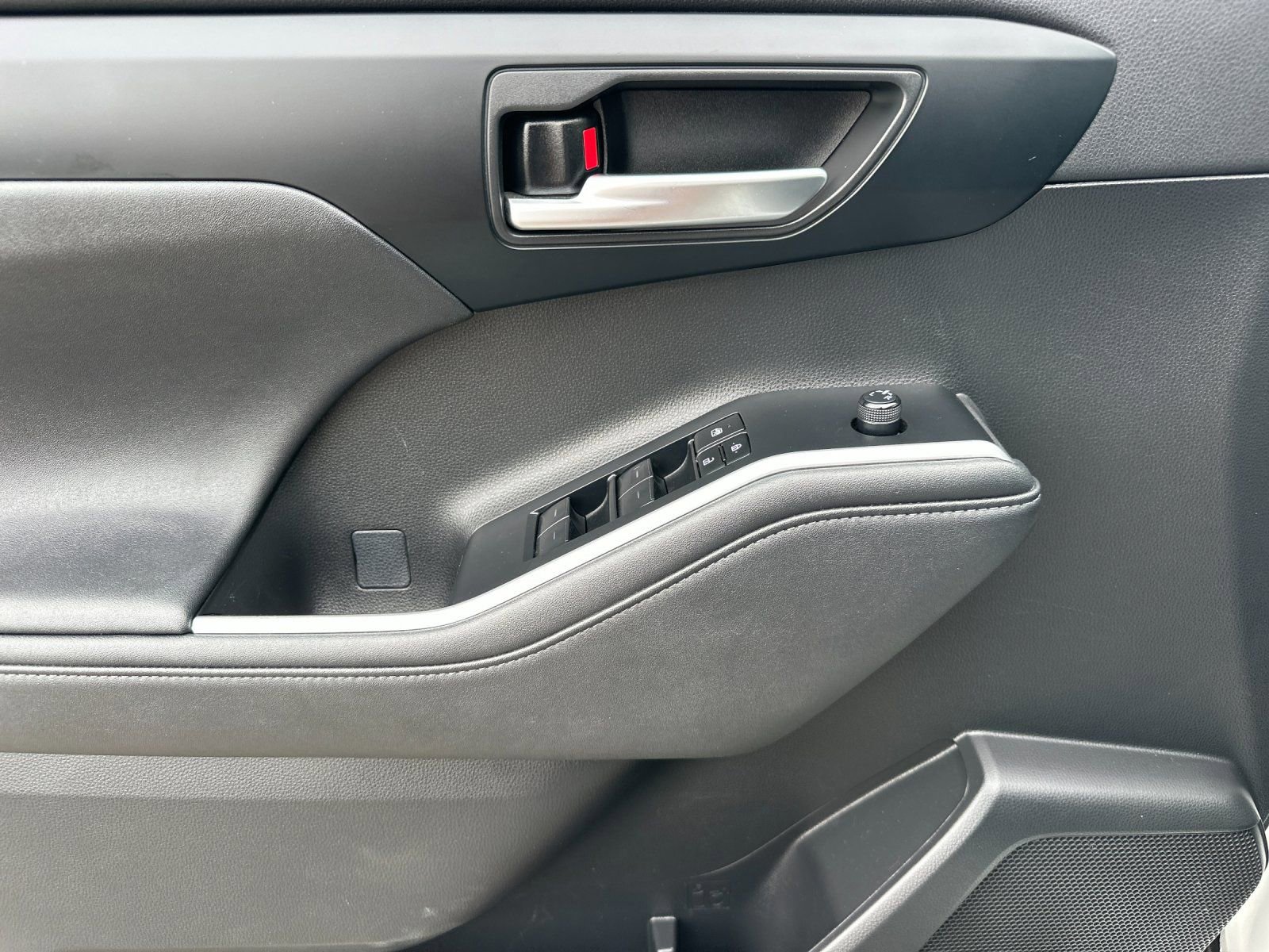 Used 2023 Toyota Highlander XLE image 12