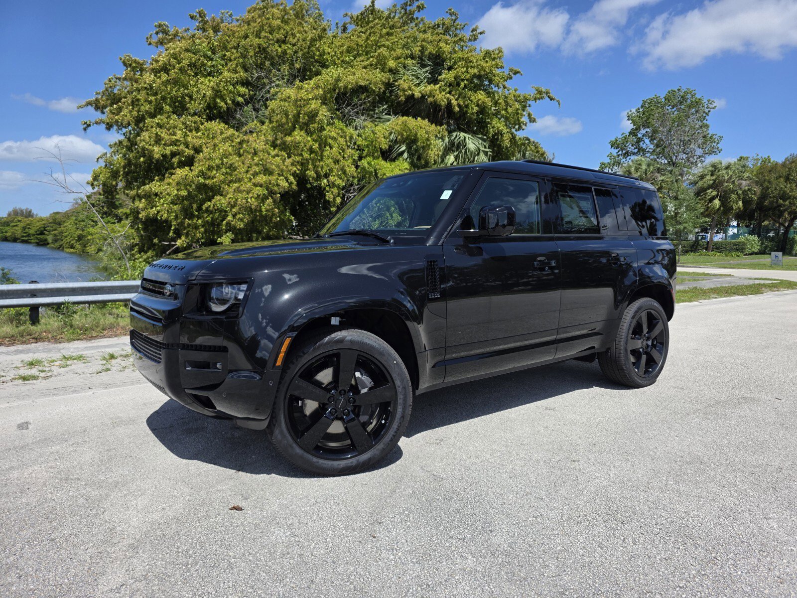 New 2026 Land Rover Defender 110 X-Dynamic SE image 1