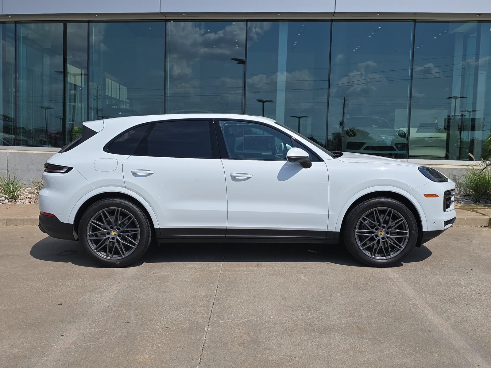 Used 2024 Porsche Cayenne AWD/4WD image 8