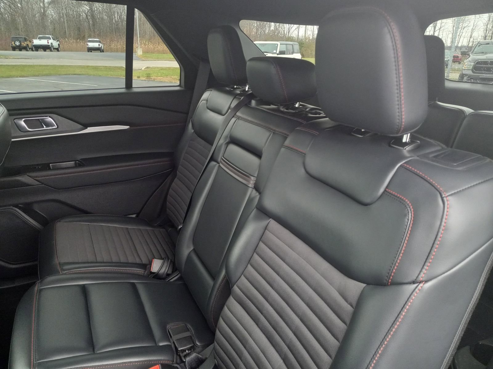 Used 2025 Ford Explorer ST-Line w/ ST-Line Street Pack image 15