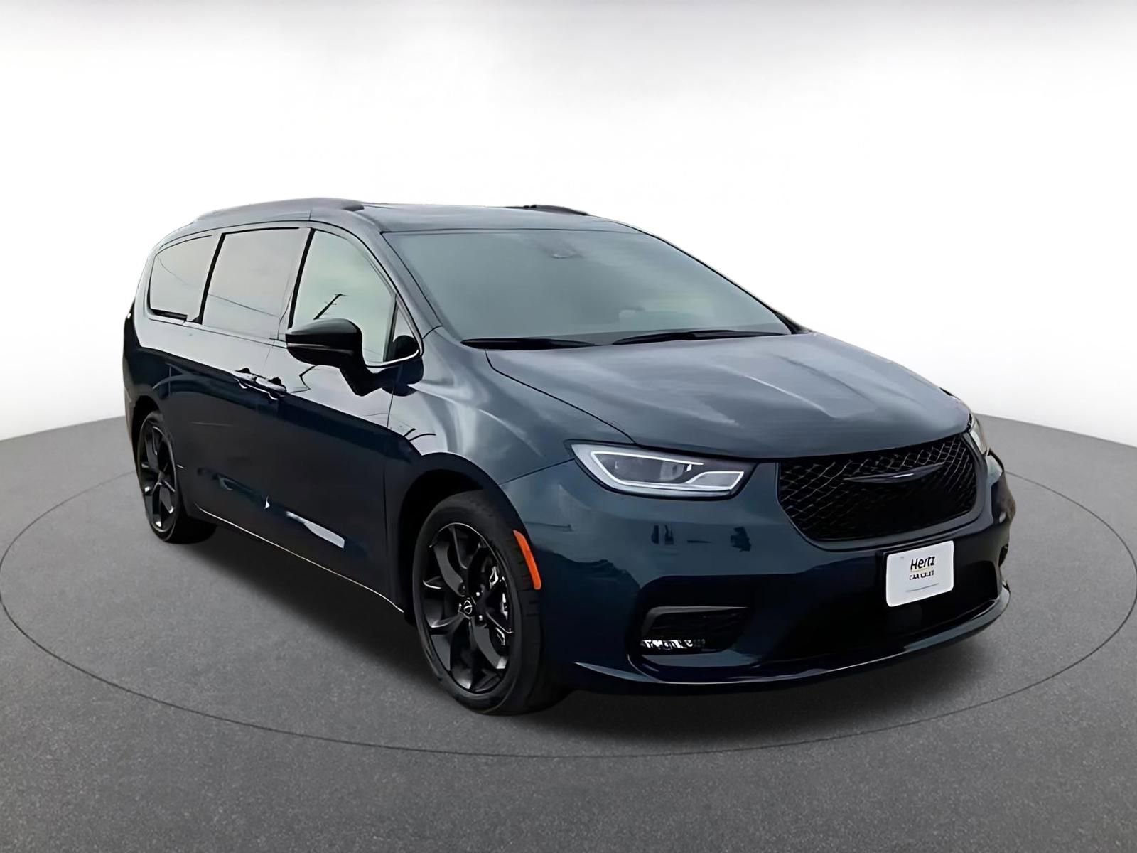 Used 2025 Chrysler Pacifica Limited image 3