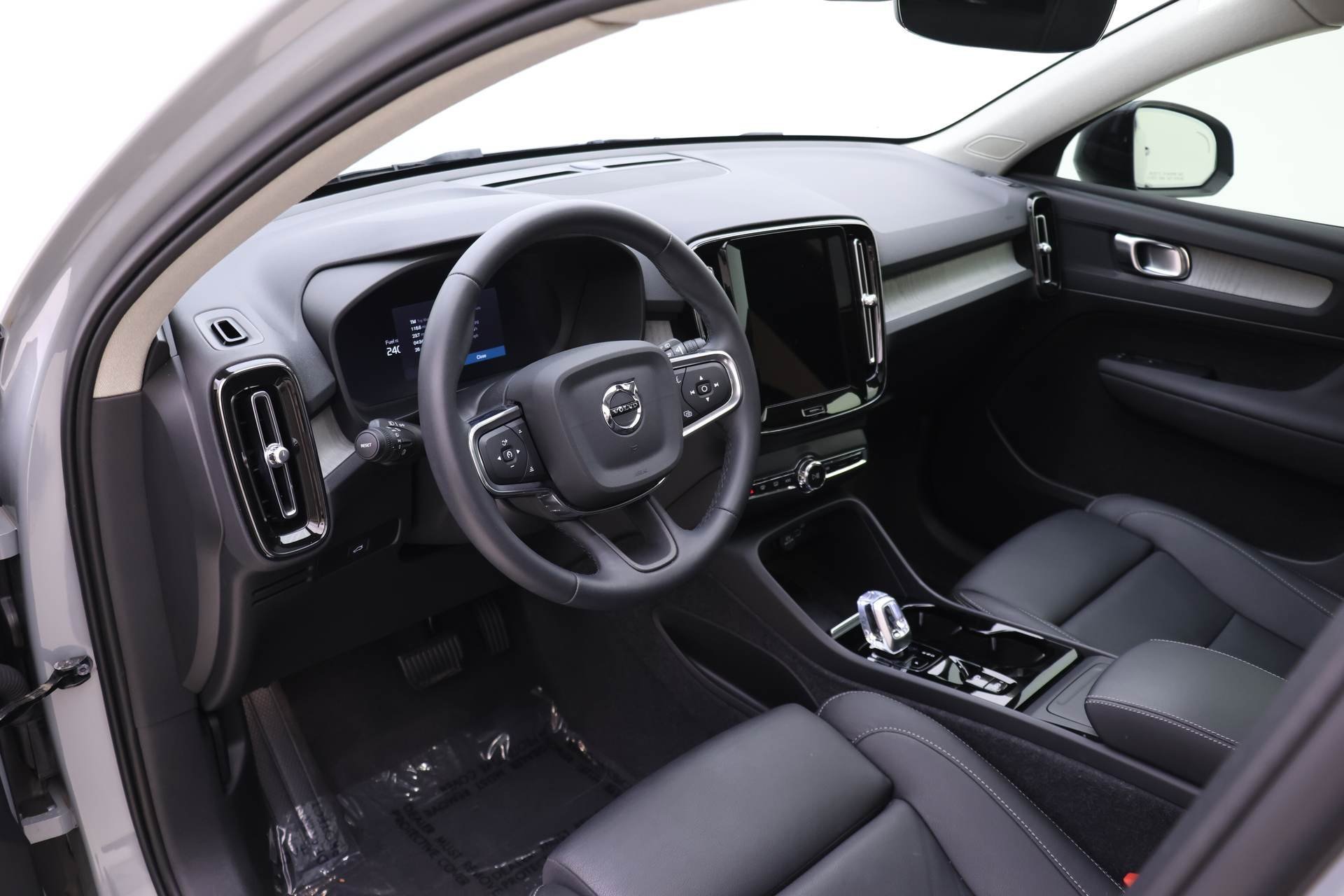 Certified 2024 Volvo XC40 B5 Plus image 7