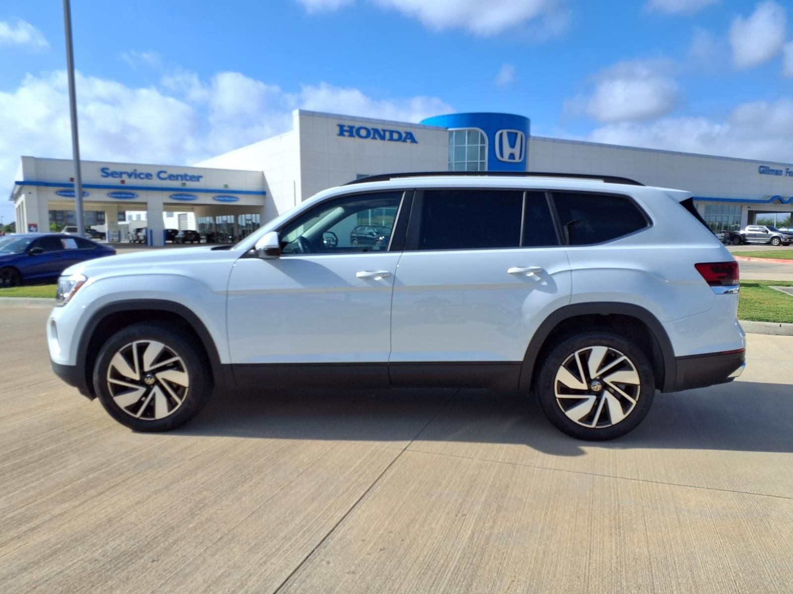 Used 2025 Volkswagen Atlas SE FWD image 3