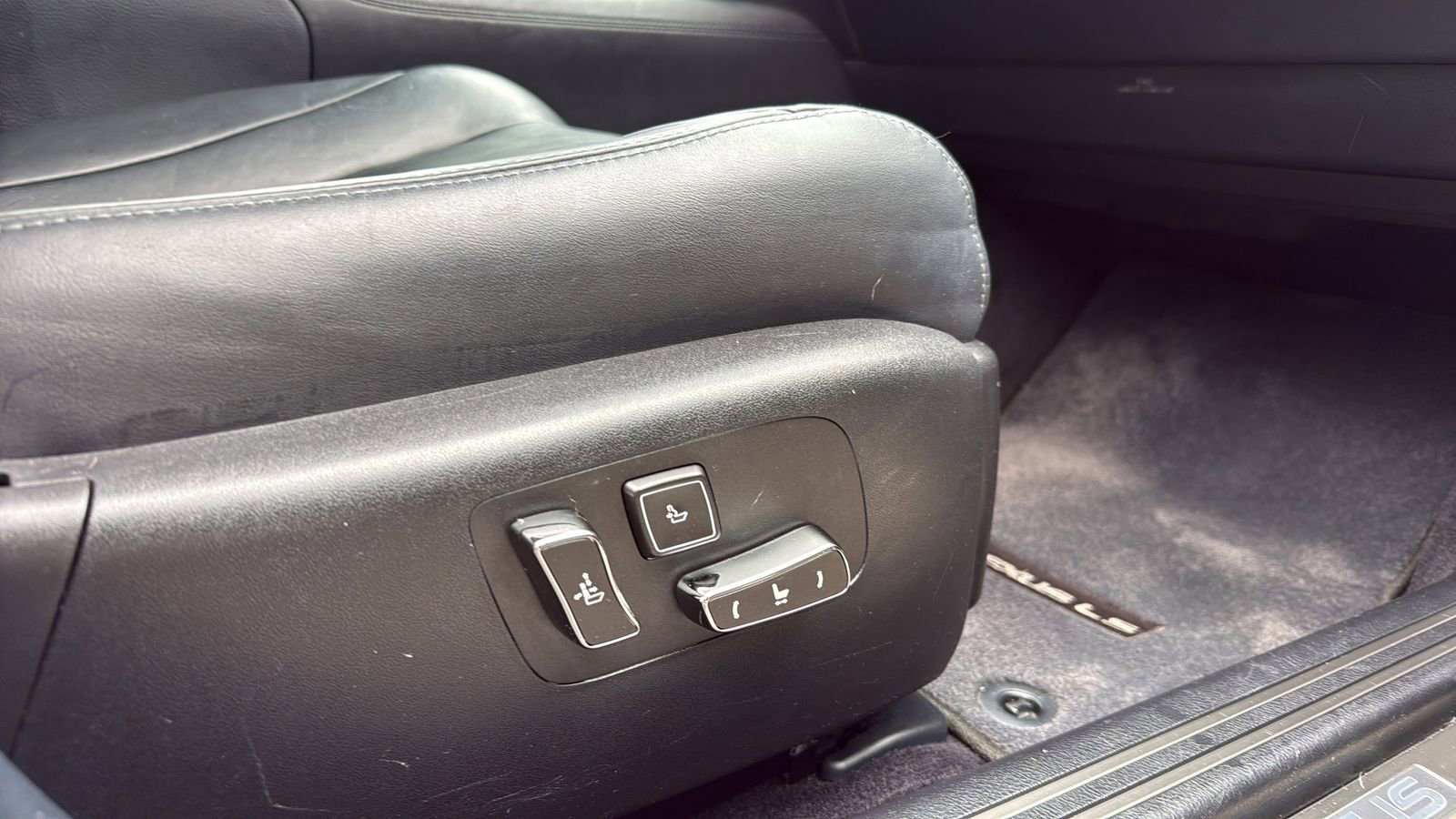 Used 2016 Lexus LS 460 w/ Comfort Package image 24