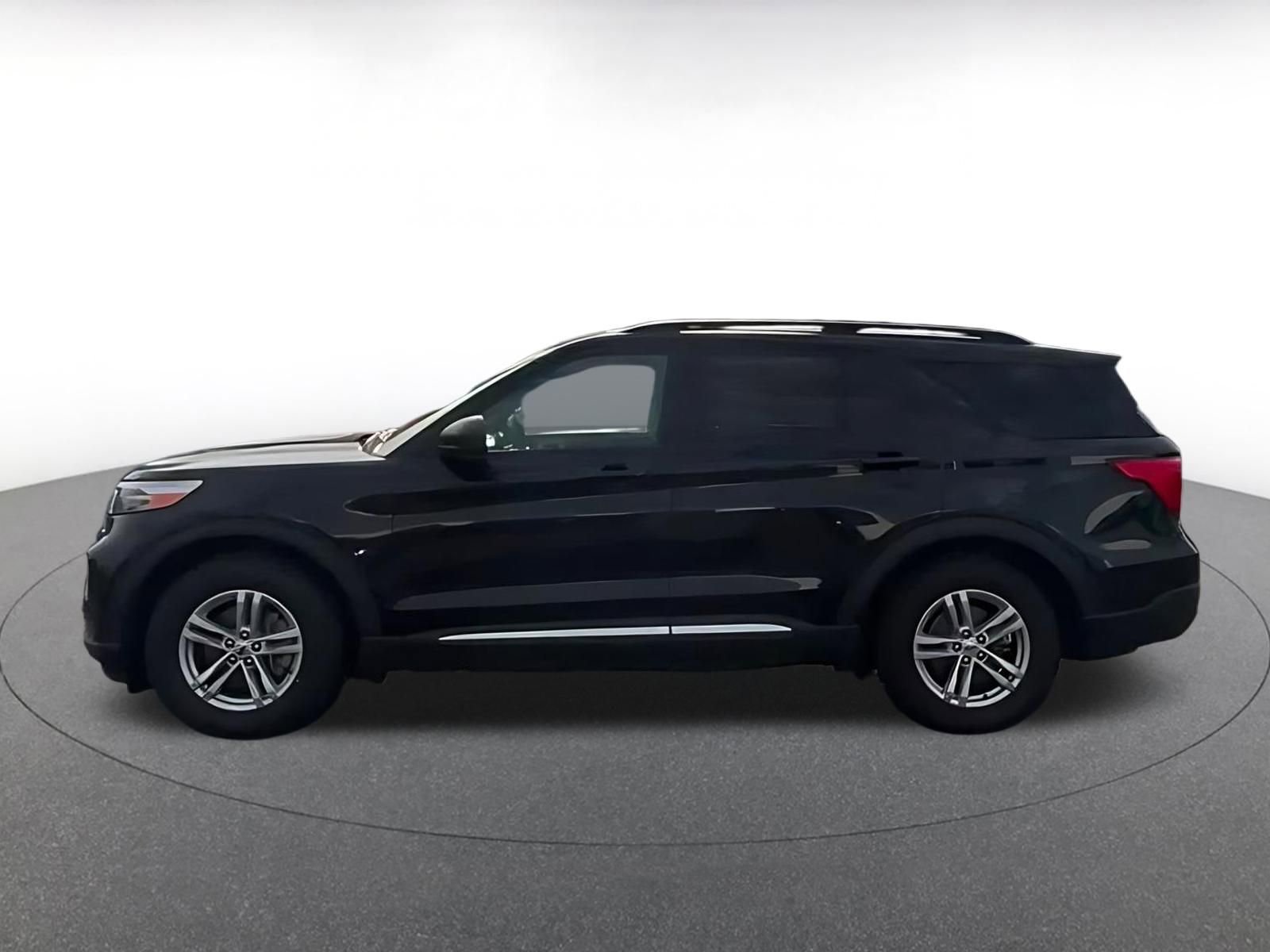 Used 2023 Ford Explorer XLT w/ Equipment Group 202A RWD image 8