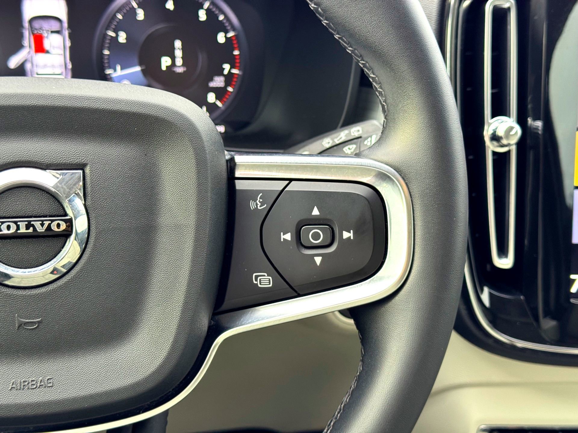 Used 2022 Volvo XC40 T5 Momentum w/ Premium Package image 23