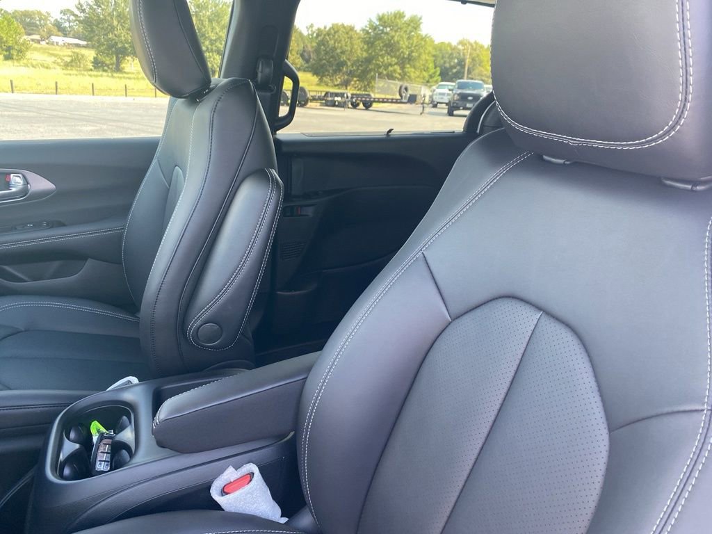 New 2026 Chrysler Pacifica Select FWD image 13