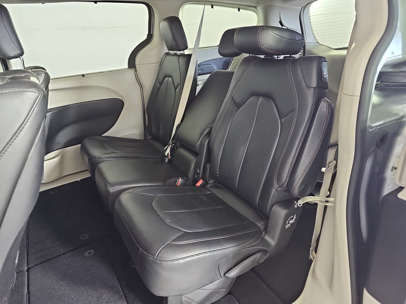 Used 2019 Chrysler Pacifica Touring-L Plus FWD image 14