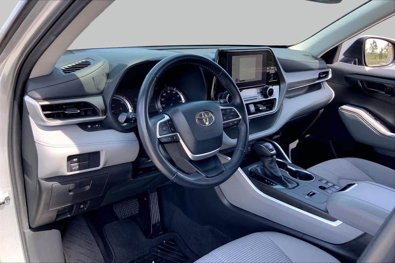 Used 2023 Toyota Highlander LE FWD image 17