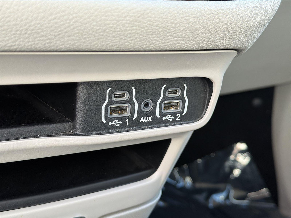 Used 2023 Chrysler Pacifica Touring-L FWD image 37