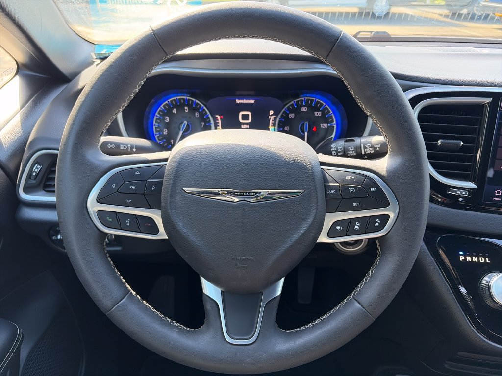 Used 2025 Chrysler Pacifica Select FWD image 17