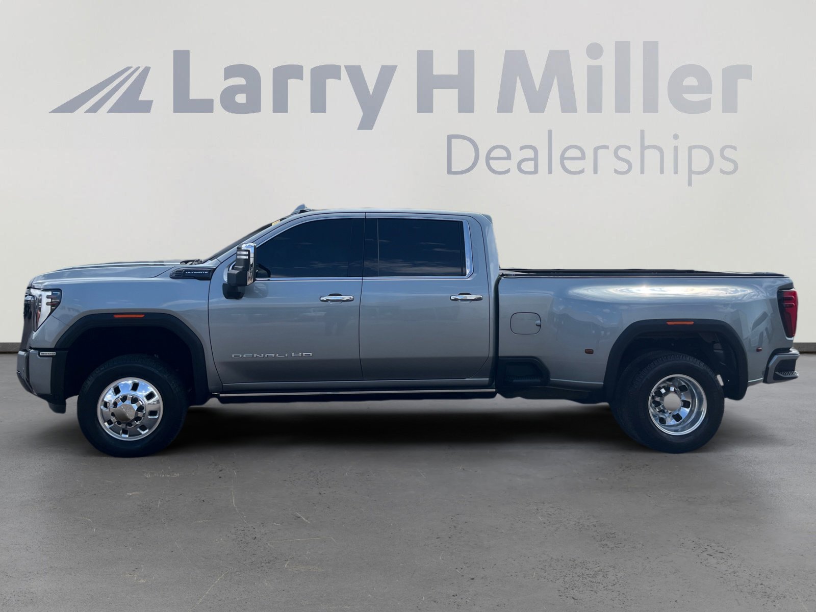Used 2024 GMC Sierra 3500 Denali Ultimate image 2