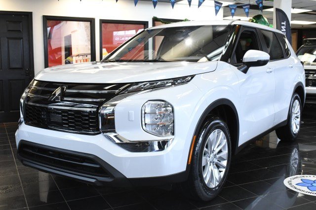 New 2026 Mitsubishi Outlander ES AWD/4WD image 1