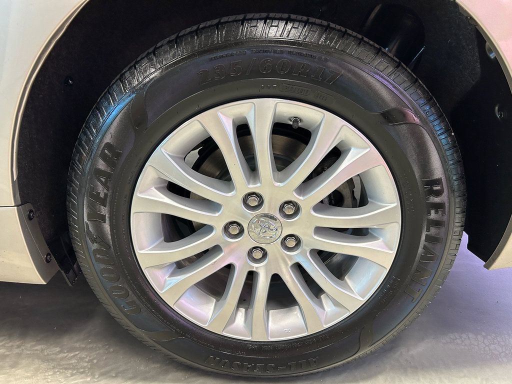 Used 2017 Toyota Sienna XLE w/ XLE Navigation Package FWD image 27