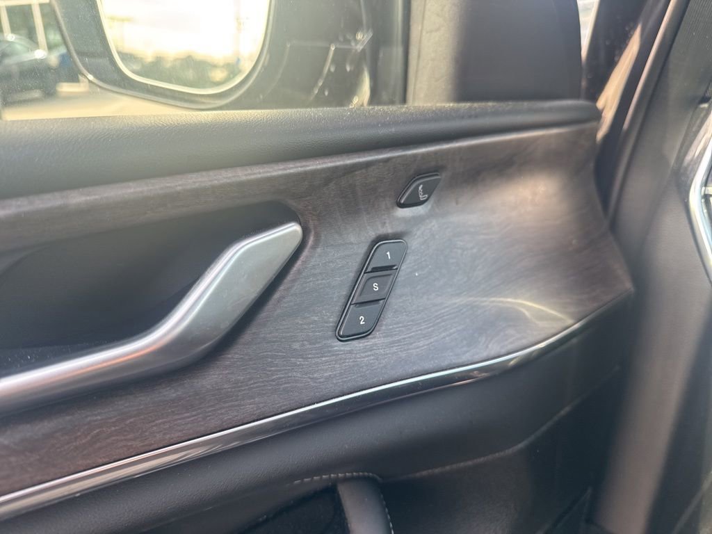 Used 2023 Jeep Grand Cherokee Overland w/ Luxury Tech Group IV AWD/4WD image 20